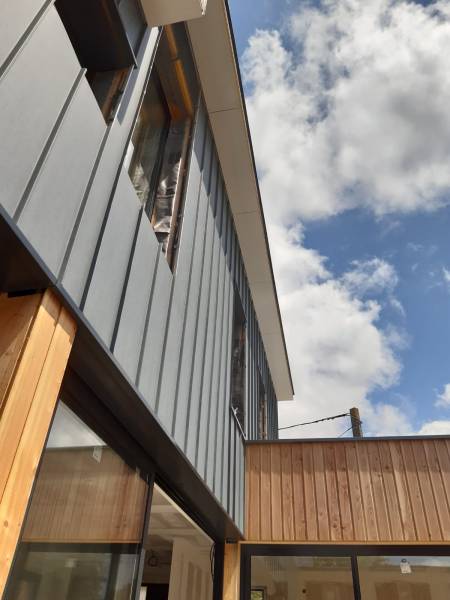 Réalisation d'une façade de maison en aluminium avec technique du joint-debout à La Teste-de-Buch