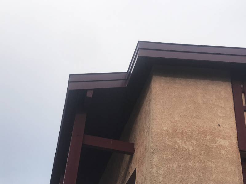 Bandeaux double rouge bordeaux pour un commerce situé à Biscarrosse dans le nord des Landes