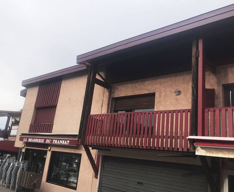 Changement de l'hbillage par des bandeaux double rouge bordeaux à Biscarrosse dans le nord des Landes