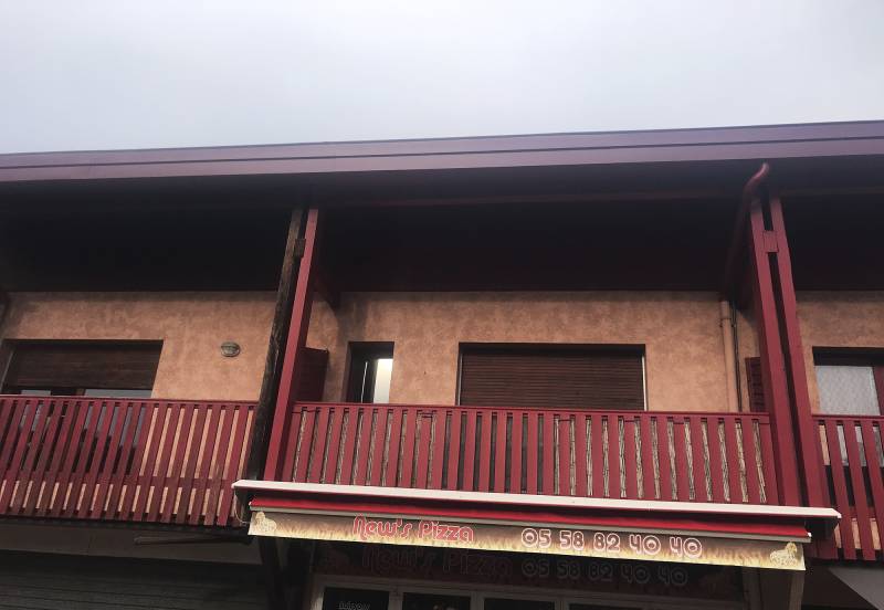 Rénovation de l'habillage par des bandeaux rouge bordeaux en aluminium à Biscarrosse dans les Landes