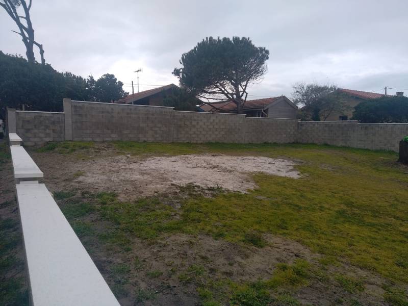 Choisir Alu Gouttières Bisca pour la pose d'une couvertine de type Annapurna sur un muret extérieur