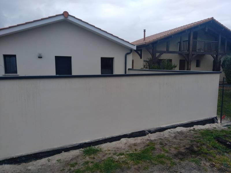 couvertine de type Annapurna sur des murets situés à Biscarrosse