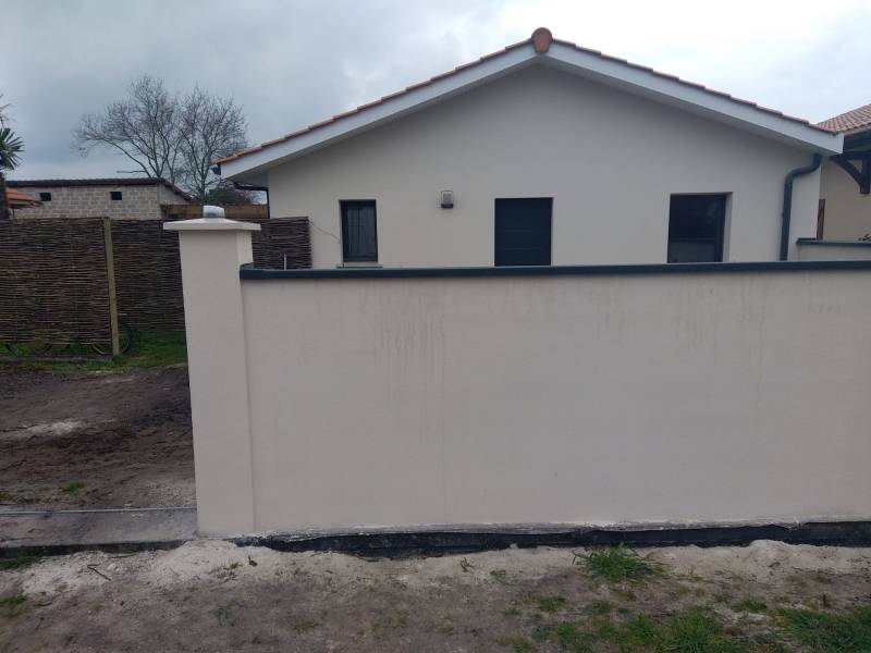 Pose d’une couvertine de type Annapurna sur des murets situés à Biscarrosse