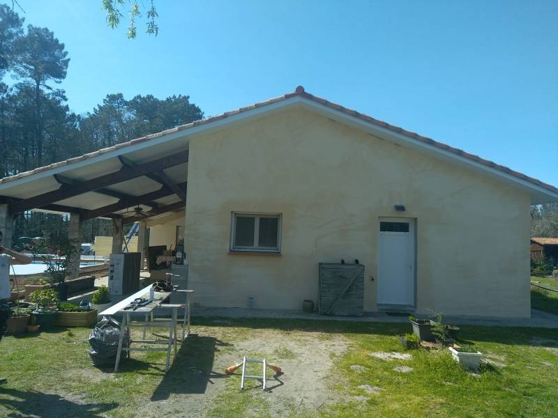 Comment faire poser des lambris PVC, de bandeaux aluminium et de gouttières G300 B3 sur une propriété à Ychoux