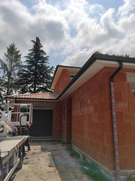 Comment mettre en place une gouttière Evolution et ses descentes sur une habitation en construction près de Saint-Pierre-du-Mont