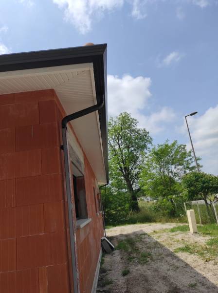 AGB met en place une gouttière Evolution et ses descentes sur une habitation en construction près de Saint-Pierre-du-Mont