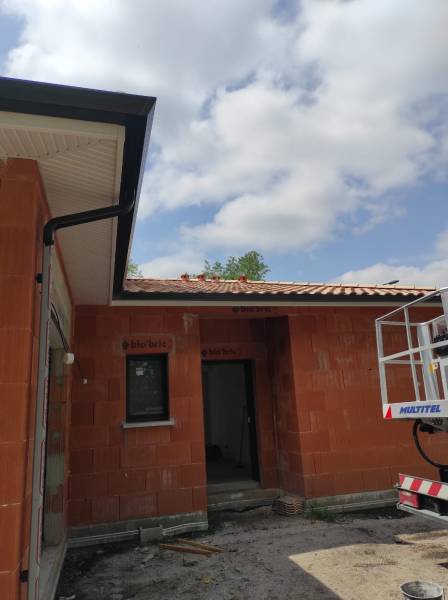 Gouttières et descentes noires sur une maison neuve