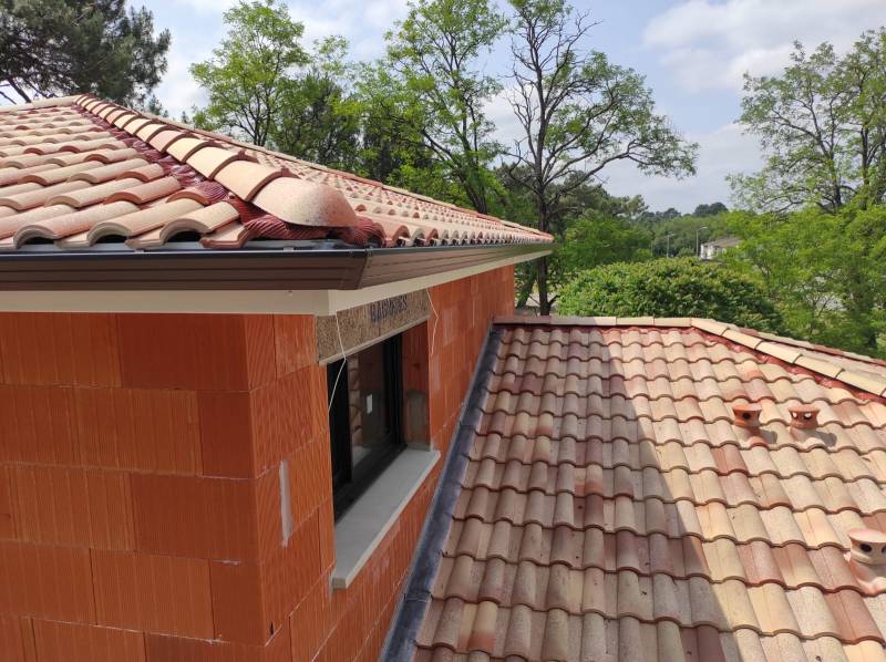 AGB met en place une gouttière Evolution et ses descentes sur une maison en construction près de Saint-Pierre-du-Mont