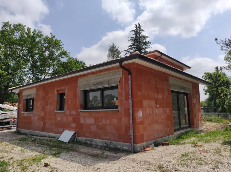 Pose de gouttières et descentes noires près d’Orx