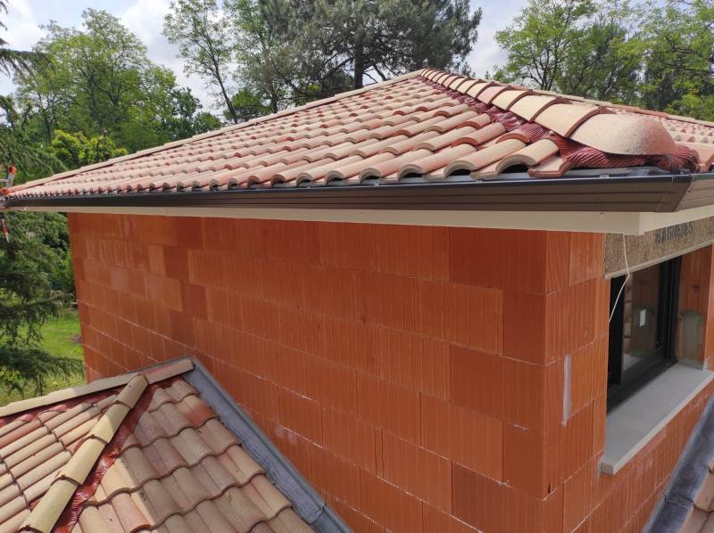 Pose de gouttières et descentes noires graphite sur une maison neuve aux alentours d’Orx