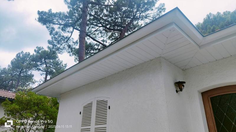 Sous-face de couleur blanche sur une maison située à Aracahon