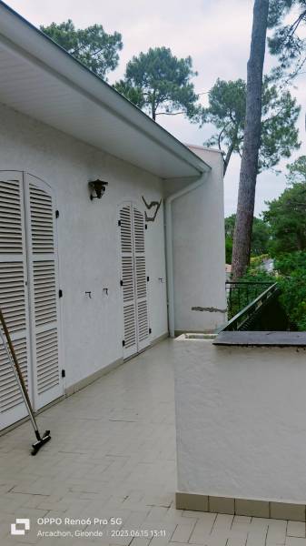 Mise en place de sous-face de couleur blanche sur une maison