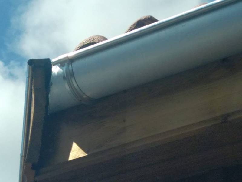 Installer des gouttières en zinc sur une façade située près d’Orx