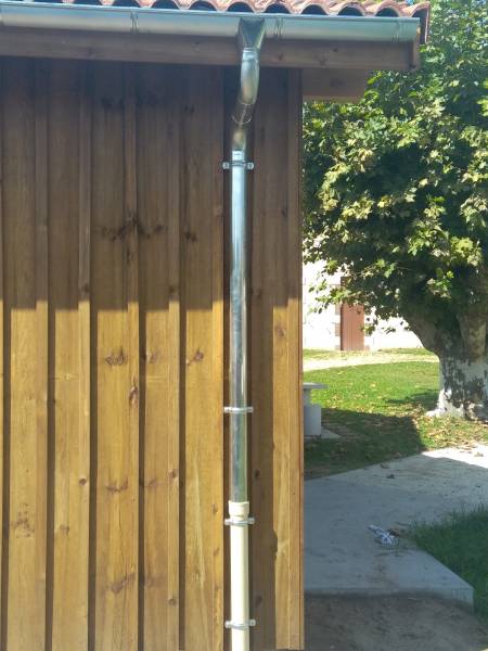 Comment installer des gouttières en zinc sur une façade située près d’Orx