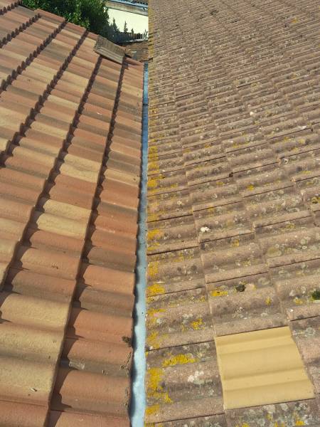 Installation de chéneaux et de gouttières en zinc sur une façade située près d’Orx