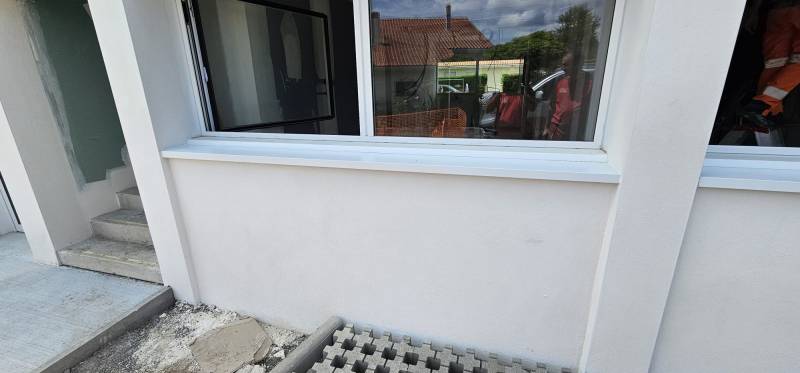 Appui fenêtre blanc en alu DAL'ALU pour améliorer l’esthétique d’un établissement médical à Biscarrosse