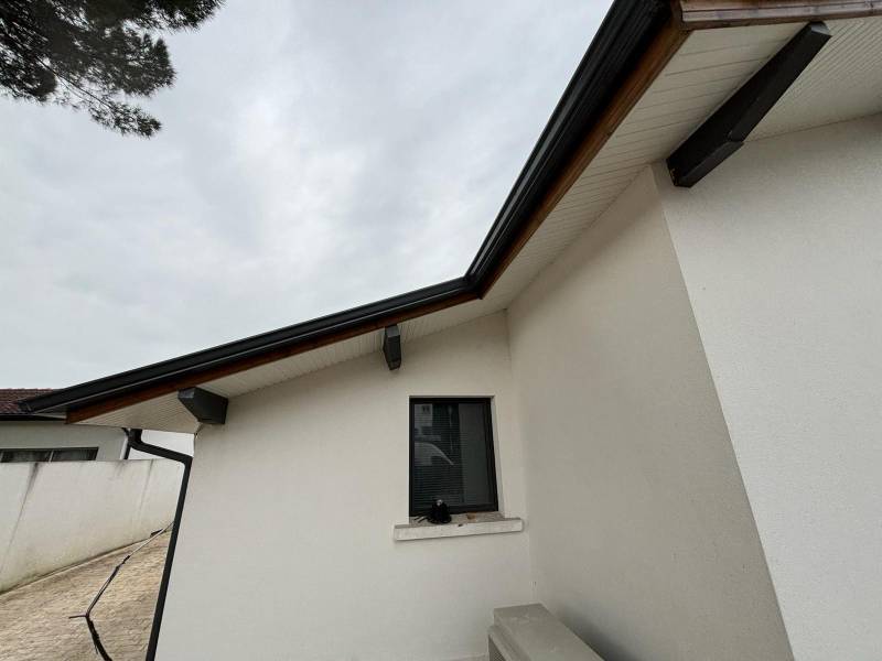 Lambris PVC sous-face blancs posés soigneusement par des artisans expérimentés