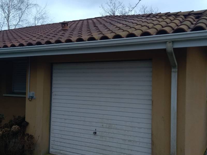 Pourquoi choisir une sous-face PVC blanc de qualité, des bandeaux en aluminium blanc, et des gouttières noires N325 à Bias