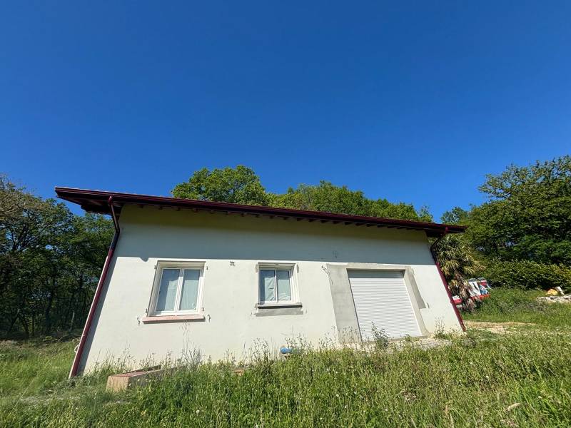 Bandeaux aluminium, gouttière Niagara et main courante alu rouge bordeaux sur mesure à Souraïde