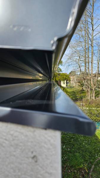 Pourquoi choisir Alu Gouttières Bisca un entablement en aluminium couleur bleu ardoise pour votre projet à Biscarrosse