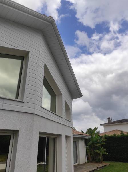 Choisir du lambris en aluminium et un habillage en bandeaux blancs pour une façade élégante au Barp