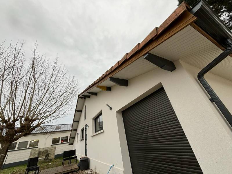 Artisans proposant des lambris PVC sous-face de teinte blanche immaculée à Mimizan