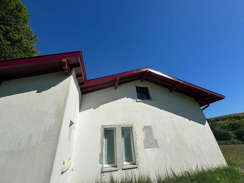 Bandeaux aluminium, gouttière Niagara et main courante alu rouge bordeaux pas chers à Souraïde