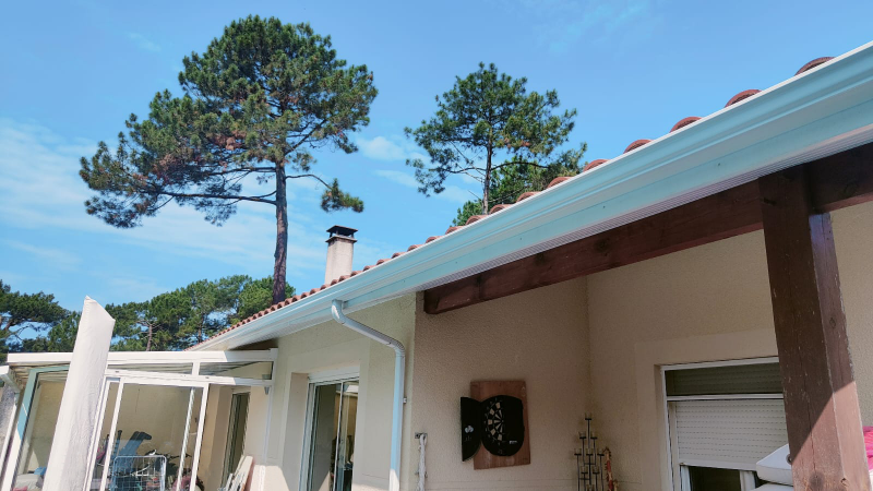 gouttières et de descentes en aluminium blanc sur une maison située à Biscarrosse par  DAL'ALU
