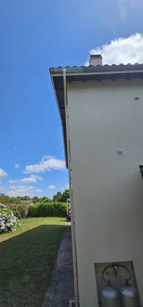 Gouttières en zinc et installer des descentes afin d’évacuer les eaux pluviales à Ychoux