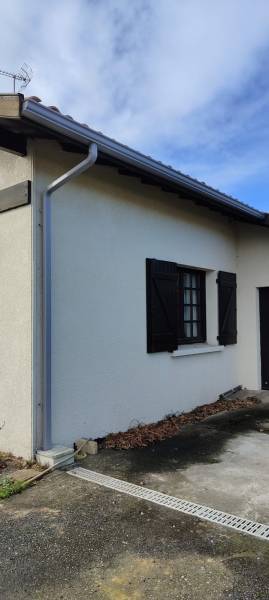 Où trouver des gouttières N325 perle grises et descentes 60*80 à Saint-Pierre-du-Mont