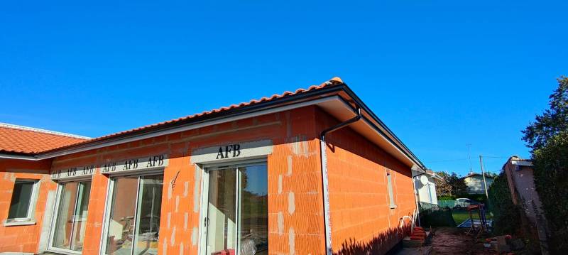 Faire poser un habillage de fenêtre et des gouttières N325 bleu ardoise avec descentes 60x80 à Saint-Pierre-du-Mont