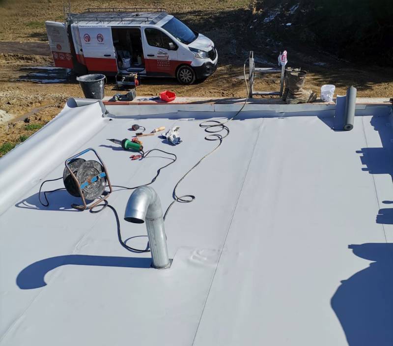 De la membrane PVC pour l'étanchéité de ce toit terrasse réalisé à l'Aire-sur-l'Adour
