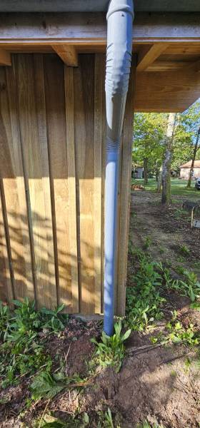 Pourquoi choisir des gouttières San Marco 33 en gris antique et descentes avec diamètre de 100mm sur mesure à Salles