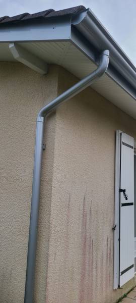 Redynamisez l’extérieur de votre maison à Salles en Gironde avec des gouttières demi-rondes et un habillage gris métallisé