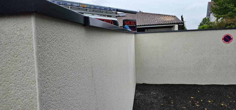 Couvertine en pliage bleu ardoise, chapeaux de piliers et appuis de fenêtre blancs pas chers à Parentis-en-Born