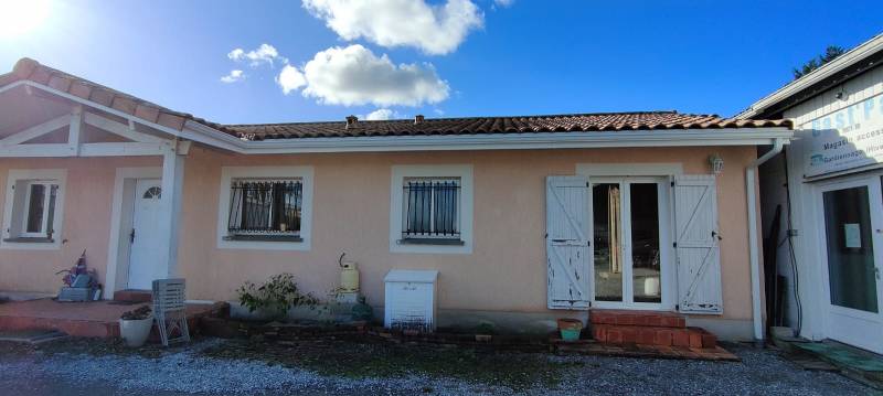 Pose d'une gouttière G300 et de coudes 60x80 blancs près de Mézos