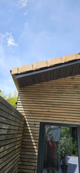 Sous-face en aluminium de couleur chêne foncé, gouttières G400 et leurs descentes marrons sur mesure à Belin-Béliet