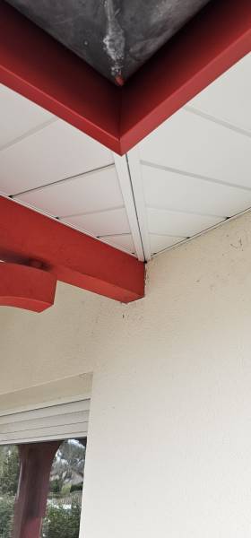 Combinaison de couleurs pour les sous-face, les bandeaux et les têtes de panne d’une maison à Gujan-Mestras