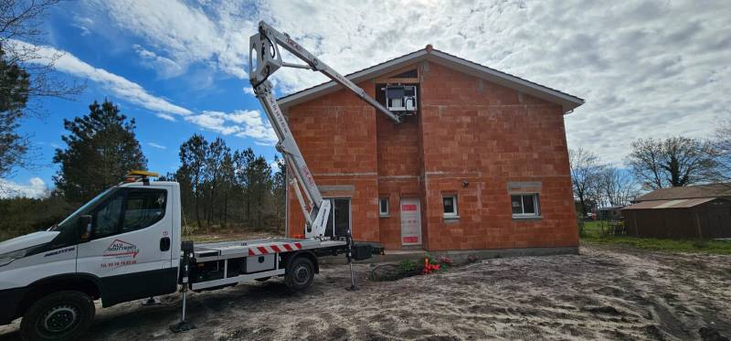 Gouttières corniche traditionnelle G300 avec descentes 60x80, sous-faces PVC et bandeaux en aluminium couleur blanche par Alu Gouttières Bisca à Luë