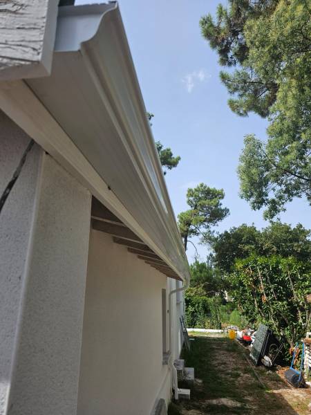 Gouttières blanches avec descentes et parafeuilles sur une maison par DAL'ALU à Mimizan