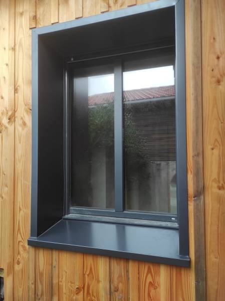 Pourquoi choisir des appuis de fenêtre et habillages bleu ardoise pour sublimer votre maison à Mimizan