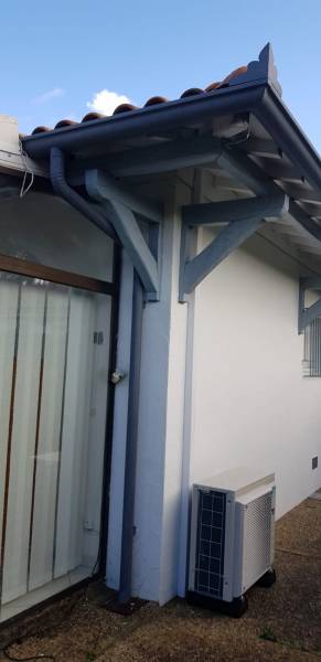 Gouttières demi-rondes en gris antique et leurs descentes sur mesure à Parentis-en-Born