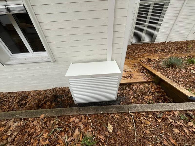 Habillage en aluminium pour dissimuler un moteur de climatisation près de Mimizan