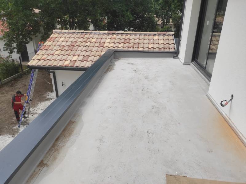 Boites à eau, couvertines et descentes couleur bleu ardoise à Sanguinet dans les Landes