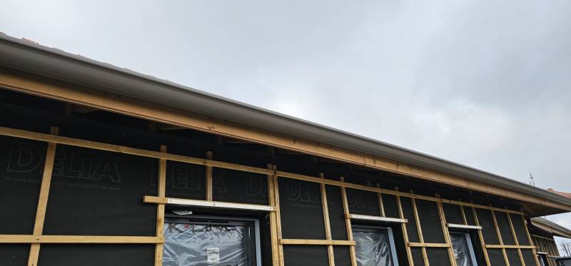 Installer sur votre toit des gouttières aluminium bronze sur mesure à Parentis-en-Born