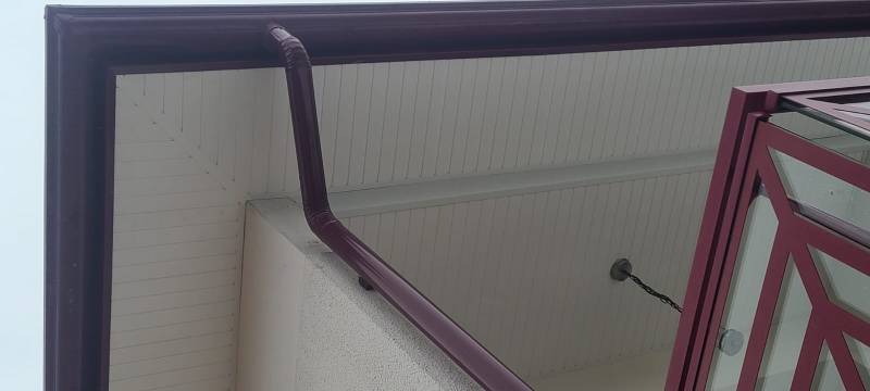 Modernisez votre maison à Biscarrosse avec du lambris PVC blanc et des bandeaux rouge bordeaux 