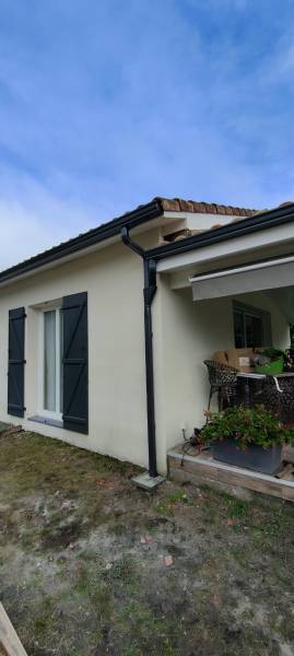 Trouver une entreprise pour des gouttières et descentes en aluminium bleu ardoise près de Saint-Pierre-du-Mont