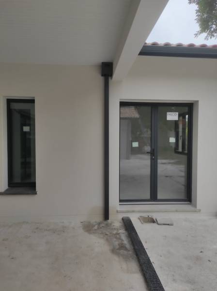 Boites à eau, couvertines et descentes couleur bleu ardoise à Sanguinet