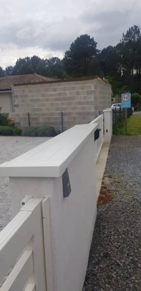 Comment choisir des couvertines en continu en aluminium blanc de qualité pour un muret situé à Parentis-en-Born