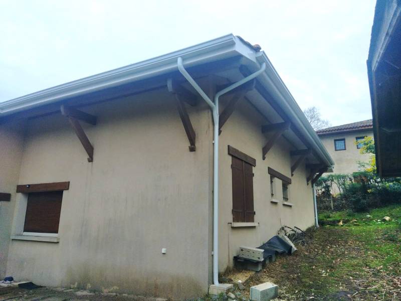 Installation par Alu Gouttières Bisca d’une gouttière Niagara et d’une descente ronde à Biscarrosse
